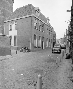 884799 Gezicht op de ingang van de Lauwerhof met de watertoren; centraal het hoekpand Lange Lauwerstraat 77 te Utrecht